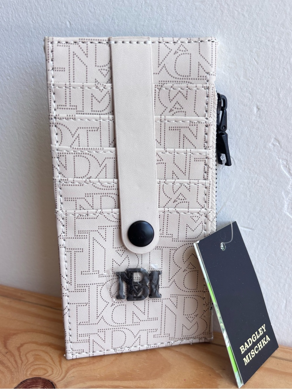 NWT Badgley Mischka White Credit Card Holder NEW